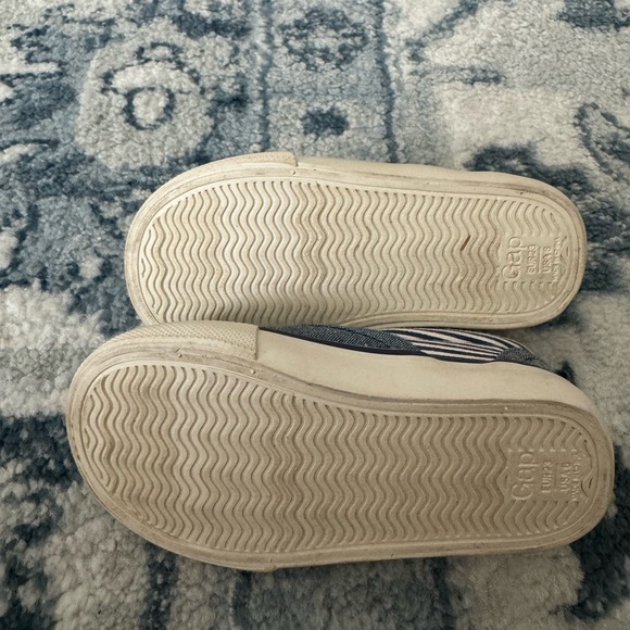 Gap slip on shoes size 6 - Picture 2 of 2